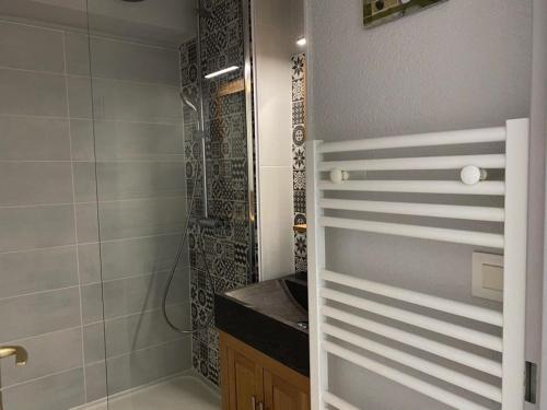 une salle de bain avec douche et lavabo dans l'établissement Appartement près de la plage avec balcon et parking privé - FR-1-336-69, à Longeville-sur-Mer