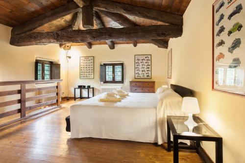 Monte San Lorenzo的住宿－Villa Sibilla Il Giardino Di Sibilla With Pool，卧室配有一张白色大床