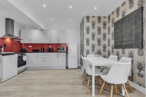 Η κουζίνα ή μικρή κουζίνα στο We Stay Baxter Gate 3 Bedroom Apartment