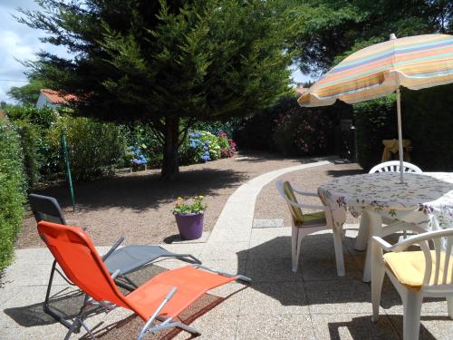Pavillon avec piscine commune et jardin à 800m de la plage - FR-1-336-72
