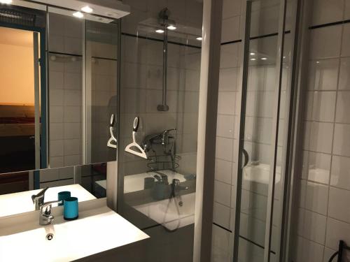 une salle de bain avec deux lavabos et une douche dans l'établissement Pavillon avec piscine commune et jardin à 800m de la plage - FR-1-336-72, à Saint-Vincent-sur-Jard