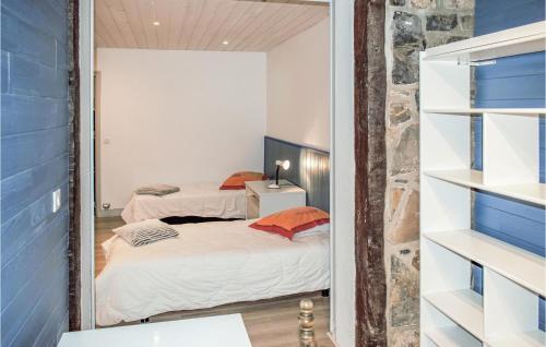 um espelho reflexo de um quarto com duas camas em Beautiful Apartment In Saint-pe-sur-nivelle With Kitchen em Saint-Pée-sur-Nivelle