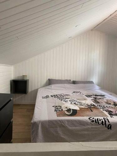 une chambre avec un lit dans un grenier dans l'établissement L'appart de la liberté, à Millau