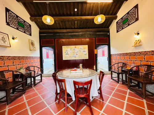 Ein Restaurant oder anderes Speiselokal in der Unterkunft 巧居民宿 
