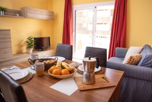 een eettafel met een fruitschaal erop bij RVApartaments Els Salats in L'Estartit