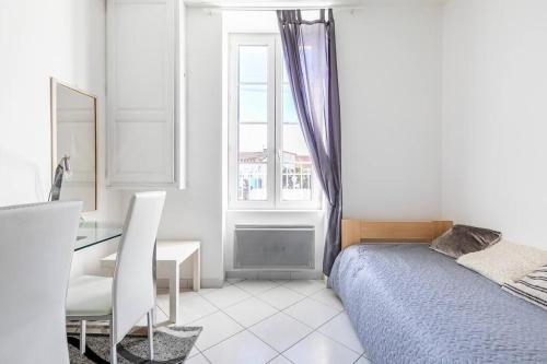 une chambre avec un lit, un bureau et une fenêtre dans l'établissement Charmante maison à 10 minutes à pied de la plage, à Saint-Georges-de-Didonne