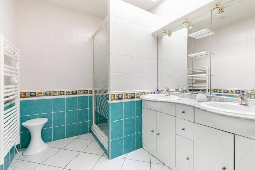 une salle de bain avec un lavabo et un miroir dans l'établissement Charmante maison à 10 minutes à pied de la plage, à Saint-Georges-de-Didonne