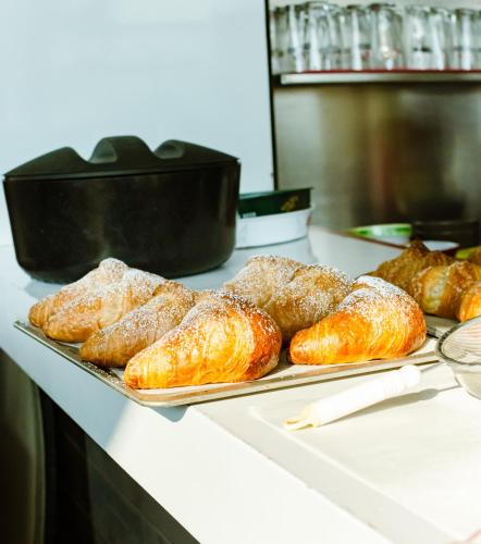 Un montón de croissants y otros pasteles en un mostrador. en Ci Thorno Hotel, en Crosia