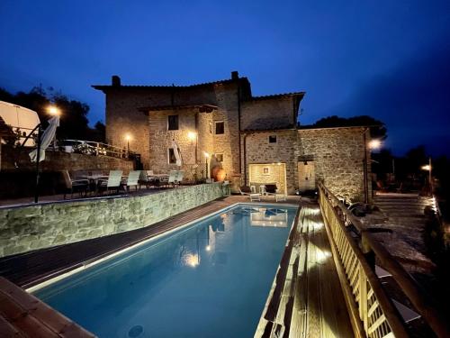 una piscina di fronte a un edificio di notte di Villa Borgo Soale a Reggello