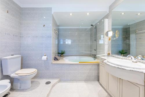 Un baño con bañera, inodoro y lavabo. en 797 HOLIDAY RENTALS - Atico duplex en Fuengirola con espectacular terraza, en Santa Fe de los Boliches