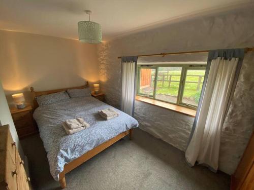 Ένα ή περισσότερα κρεβάτια σε δωμάτιο στο Oaktree Cottage, West Atheston Farm