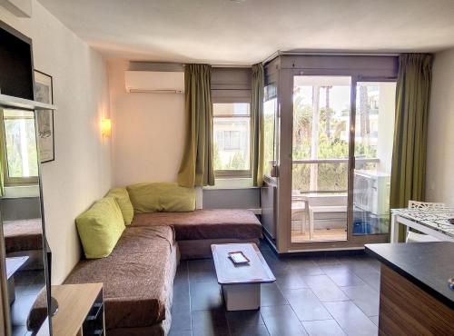 un salon avec un canapé et une table dans l'établissement Résidence Graziella Studio 121, à Juan-les-Pins