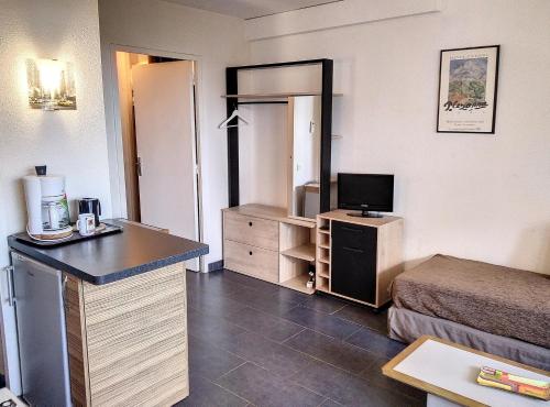 une chambre d'hôtel avec un lit et une cuisine dans l'établissement Résidence Graziella Studio 121, à Juan-les-Pins