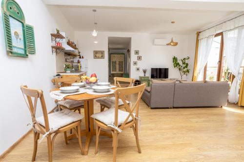 een eetkamer en een woonkamer met een tafel en stoelen bij Guests house Provence in Kavarna