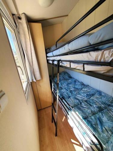 mały pokój z 2 łóżkami piętrowymi w obiekcie Bungalow L'Estagnol - 3 chambres w mieście Sigean