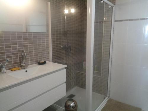 Salle de bains dans l'établissement Charmant T3 au cœur d'Arcachon, à 50m de la plage & 300m de la gare, parking et WiFi inclus - FR-1-374-121