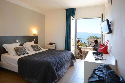 Ένα ή περισσότερα κρεβάτια σε δωμάτιο στο Hotel Les Eucalyptus