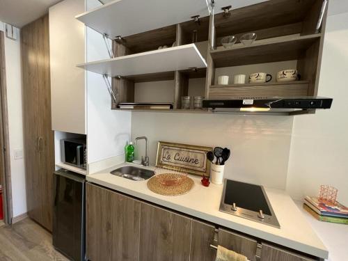 Kuchyň nebo kuchyňský kout v ubytování Acogedor Apartaestudio & coworking en Chapinero Alto Zona G