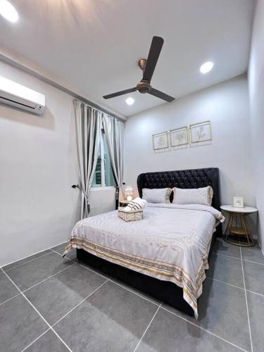 Schlafzimmer mit einem Bett und einem Deckenventilator in der Unterkunft Ocean View 611 in Kuah