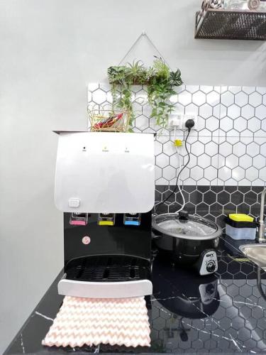 eine Kaffeemaschine auf der Theke in einer Küche in der Unterkunft Ocean View 611 in Kuah