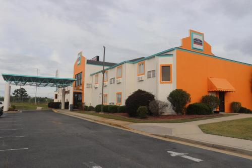 an empty street in front of a building at Howard Johnson by Wyndham Tifton GA I-75 in Tifton