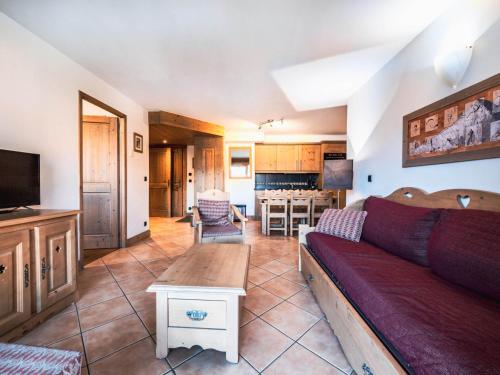 un salon avec un canapé et une table dans l'établissement Charmant appartement rénové à Tignes – Proche pistes, balcon, WIFI, parking inclus - FR-1-502-374, à Tignes