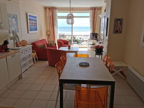 une cuisine et un salon avec vue sur l'océan dans l'établissement Le Bel Horizon - Face Mer, à Les Sables-dʼOlonne