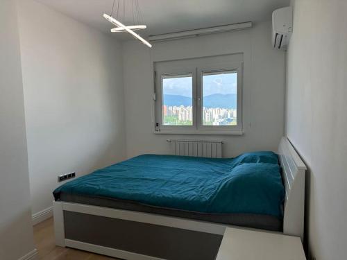 Ce lit se trouve dans un dortoir blanc doté d'une fenêtre. dans l'établissement Cityscape Penthouse, à Sarajevo