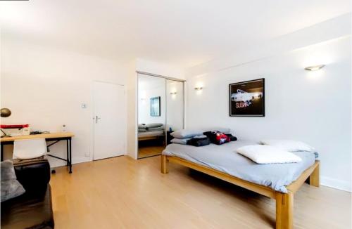 una camera con letto e scrivania di Central London apartment a Londra