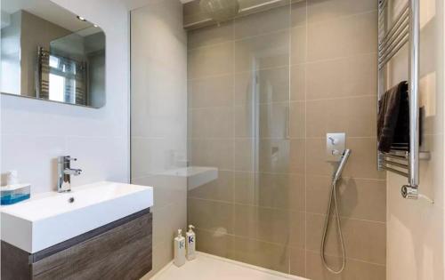 bagno con doccia, lavandino e doccia di Central London apartment a Londra