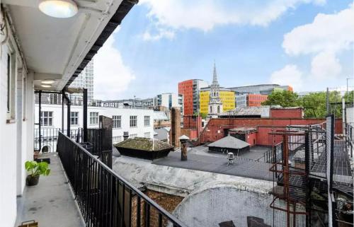 ロンドンにあるCentral London apartmentの市街の景色を望むバルコニー