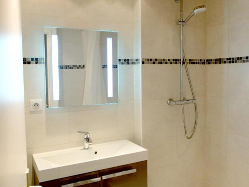 a white bathroom with a sink and a shower at Studio Tignes, 1 pièce, 5 personnes - FR-1-502-497 in Tignes