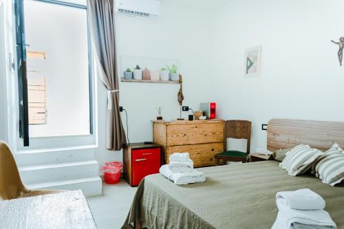 ein Schlafzimmer mit einem Bett mit Handtüchern darauf in der Unterkunft Ci Thorno Hotel in Crosia
