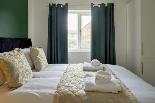 Postel nebo postele na pokoji v ubytování VICHY - Bestwood House 3-bedroom Deluxe House