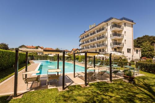 un resort con piscina e un hotel di Hotel King a Marina di Pietrasanta