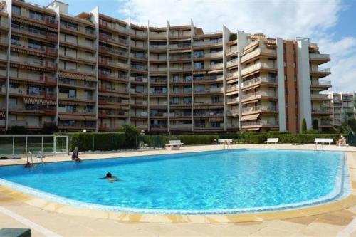 Joli Studio avec piscine