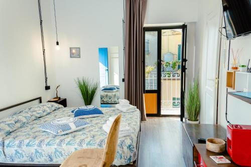 a bedroom with a bed and a glass table at Ci Thorno Hotel in Crosia