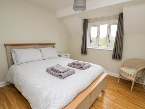 a bedroom with a bed with towels on it at Applecroft in Coreley