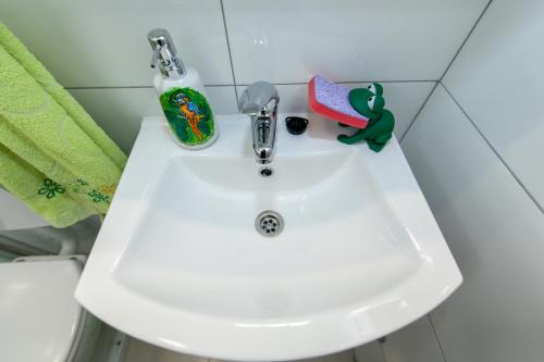 a white sink with a faucet on top of it at Studio apartman Ivana in Gradište