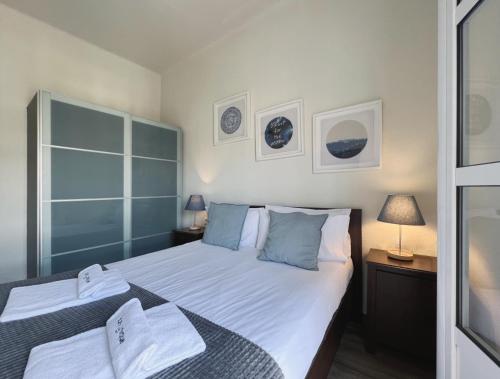 sypialnia z dużym łóżkiem z 2 poduszkami w obiekcie Stay U-nique Apartments Sagrada Familia w Barcelonie