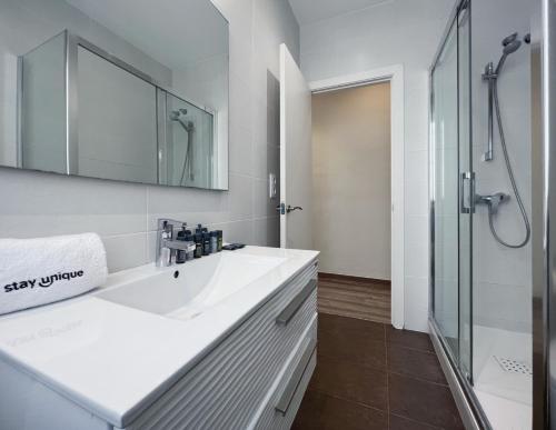 biała łazienka z umywalką i prysznicem w obiekcie Stay U-nique Apartments Sagrada Familia w Barcelonie