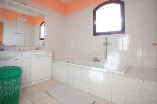 Ванна кімната в GRANDE VILLA TIZZANO A 200 M DE LA PLAGE 18 PERS