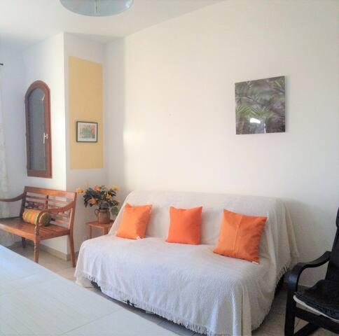 - une chambre dotée d'un lit avec des oreillers orange dans l'établissement GRANDE VILLA TIZZANO A 200 M DE LA PLAGE 18 PERS, à Sartène
