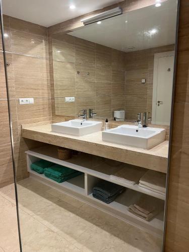 a bathroom with two sinks and a large mirror at Wonderful 3-bedroom apartment with garden and amazing views Hacienda Senorio Cifuentes Marbella in Benahavís