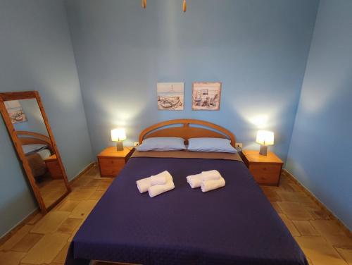 ein Schlafzimmer mit einem Bett mit zwei Handtüchern darauf in der Unterkunft Alba Chiara Licata in Licata