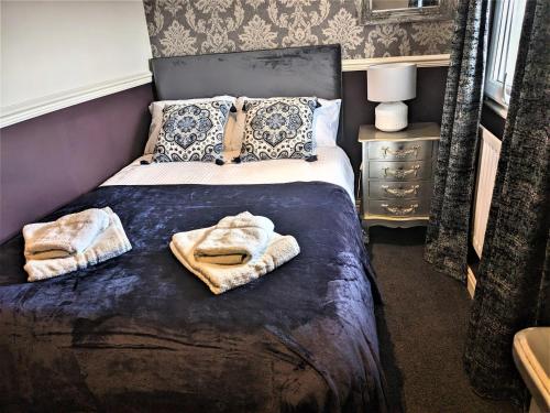 een slaapkamer met een bed met handdoeken erop bij Bawtrys in Bawtry