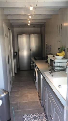 a kitchen with a washer and dryer in a room at AUTUN Maison 4 chambres 7/9 pers - cour ombragée proche commerces in Autun
