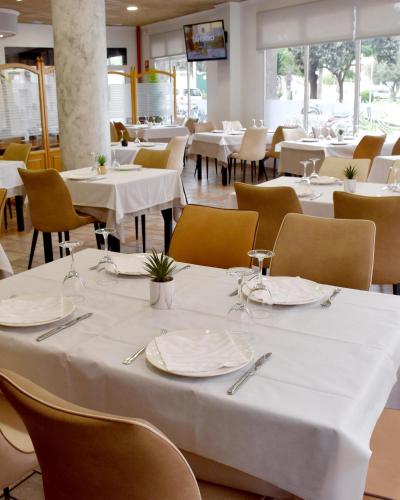 a dining room with white tables and chairs at Gran Hotel Toledo in Onda