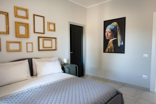 um quarto com uma cama e um quadro na parede em Dimora Musco Bed & Breakfast em Castel Campagnano