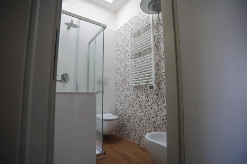 een badkamer met een toilet en een glazen douche bij Pausa Mare Seaside in Torre a Mare